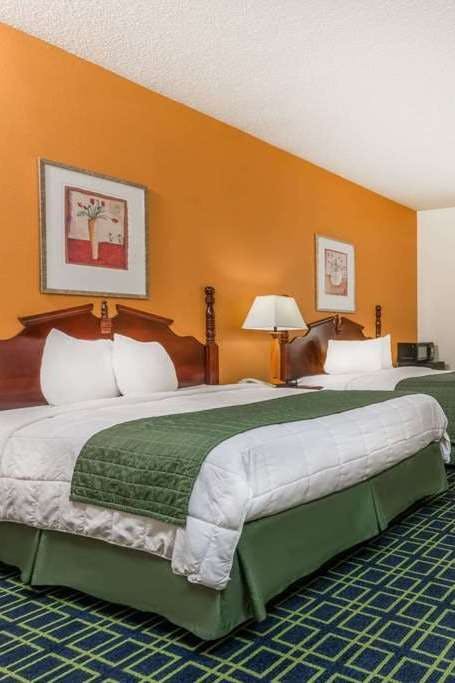 Hotel Baymont by Wyndham Greensburg photo 3