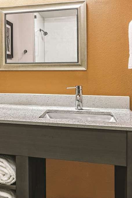 Hotel La Quinta by Wyndham San Antonio by Frost Bank Center photo 4