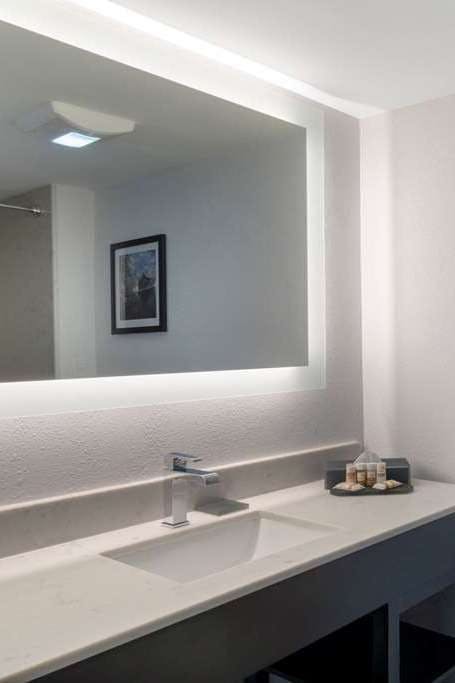 Hotel La Quinta Inn & Suites by Wyndham Raleigh Downtown North photo 5