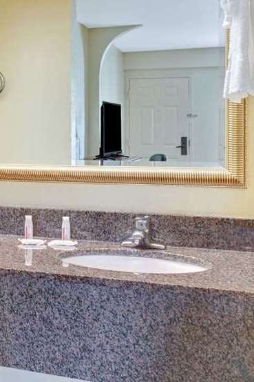 Hotel Days Inn & Suites by Wyndham Stockbridge South Atlanta photo 4