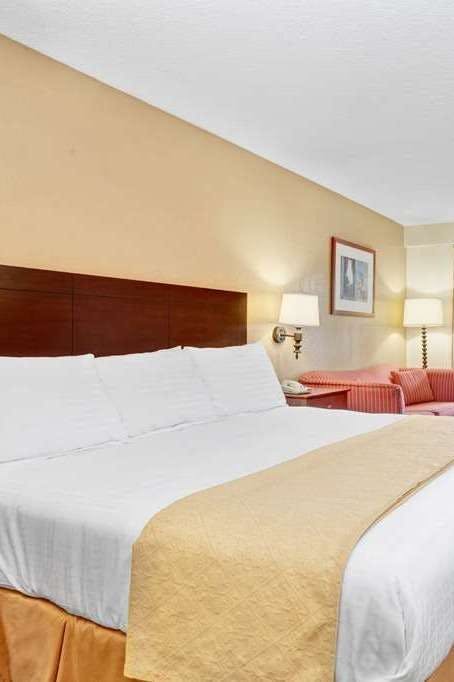 Hotel Days Inn & Suites by Wyndham Stockbridge South Atlanta photo 1