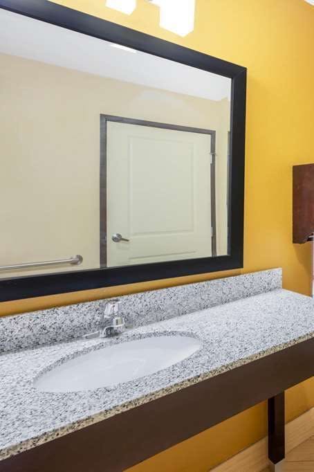 Hotel La Quinta Inn & Suites by Wyndham Floresville photo 3