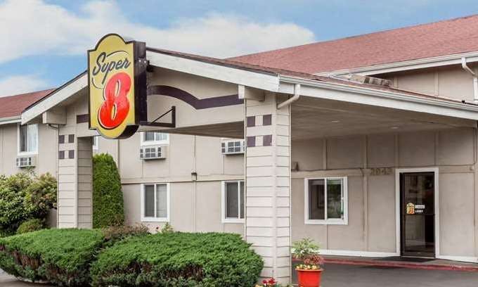 Super 8 by Wyndham Shelton