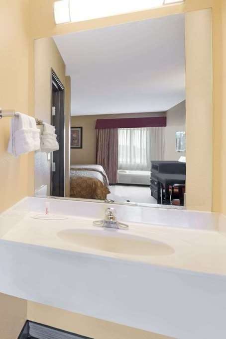 Hotel Super 8 by Wyndham Farmers Branch/North Dallas photo 4