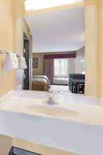 Hotel Super 8 by Wyndham Farmers Branch/North Dallas photo 4