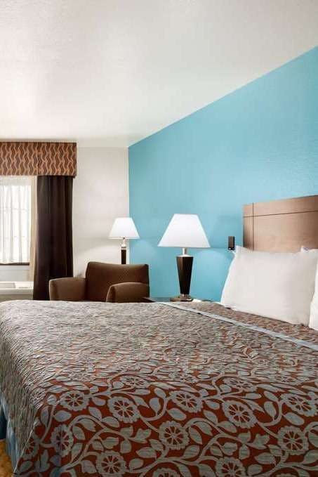 Hotel Days Inn & Suites by Wyndham Conroe North photo 1