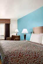 Hotel Days Inn and Suites Conroe N photo 1