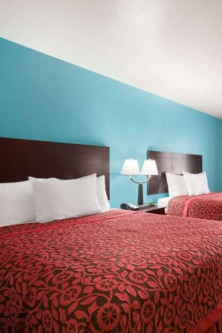 Hotel Days Inn & Suites by Wyndham Conroe North photo 2