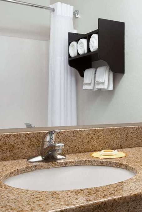 Hotel Days Inn & Suites by Wyndham Conroe North photo 5