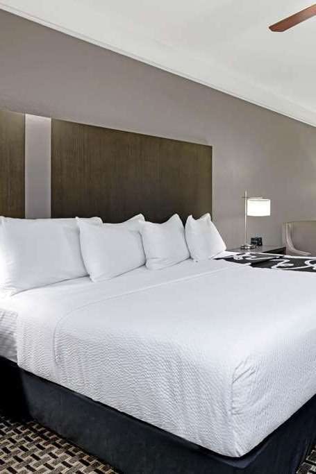 Hotel La Quinta Inn & Suites by Wyndham Conroe photo 1