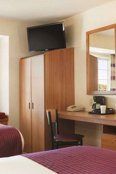 Hotel Microtel Inn & Suites by Wyndham Ann Arbor photo 3