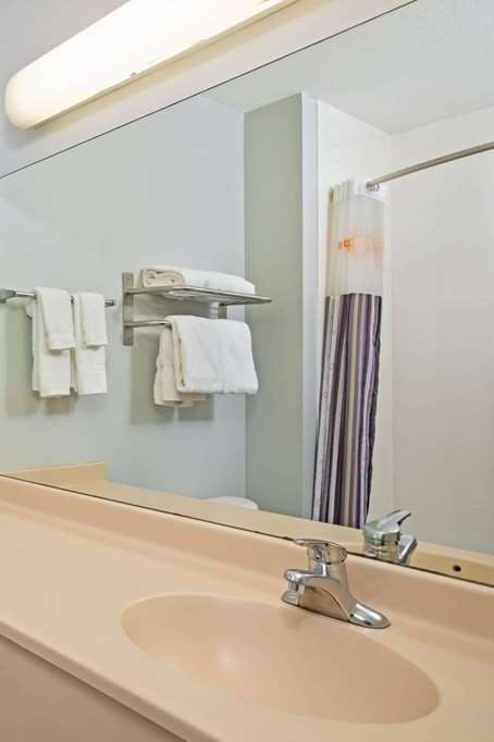 Hotel La Quinta Inn Ste OMA AP photo 4