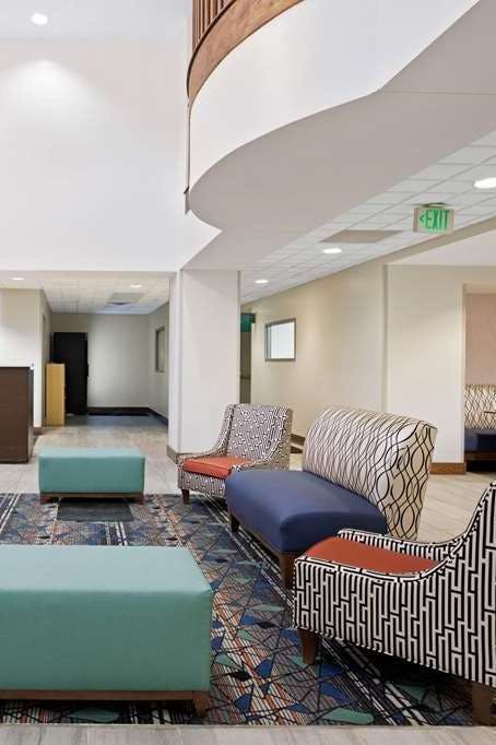 Hotel La Quinta Inn Ste OMA AP photo 5