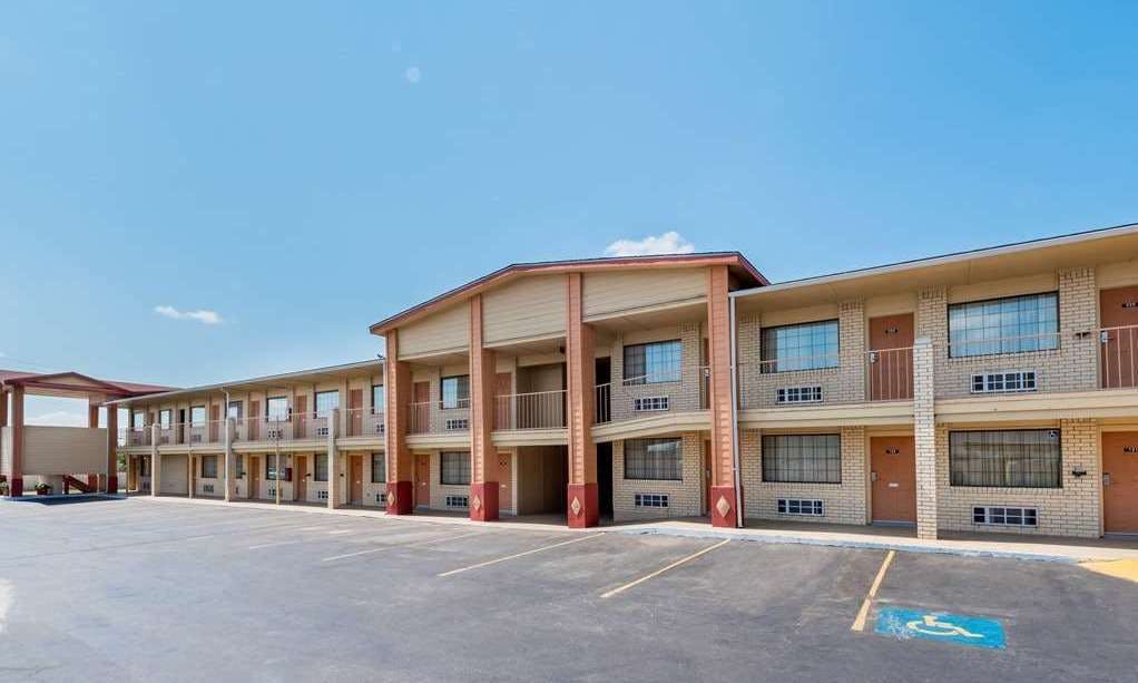 Super 8 by Wyndham Waco/Mall area TX
