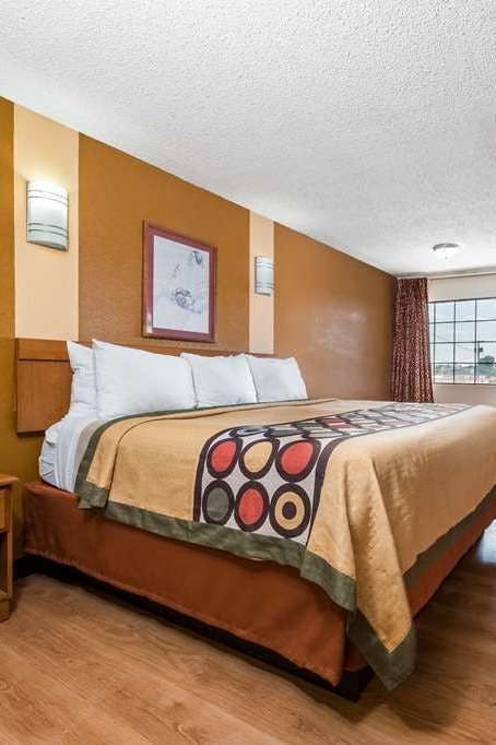 Hotel Super 8 by Wyndham Waco/Mall area TX photo 1