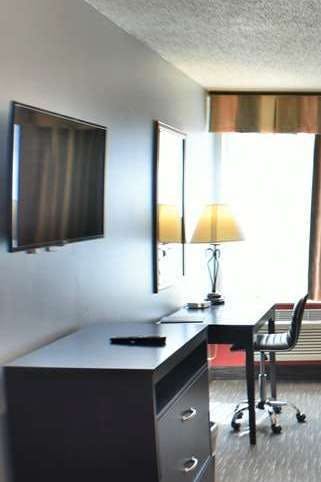 Hotel Ramada by Wyndham Sioux Falls Airport-Waterpark & Event Ctr photo 2