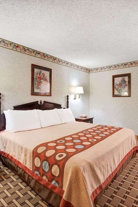 Hotel Super 8 by Wyndham Dallas South photo 1