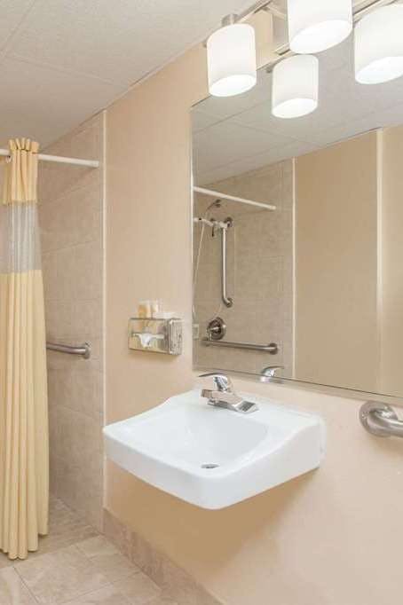 Hotel Days Inn by Wyndham Bradenton I-75 photo 4