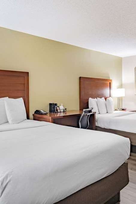 Hotel Baymont by Wyndham Gurnee photo 2