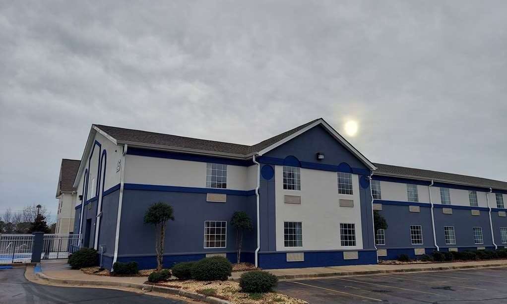 Days Inn and Suites Huntsville