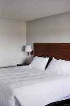 Hotel Super 8 by Wyndham Petoskey photo 2