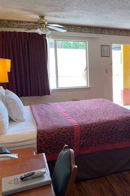 Hotel Days Inn & Suites by Wyndham Marshall photo 1