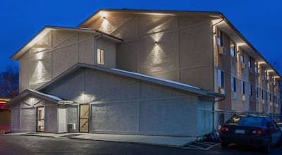 Super 8 by Wyndham Dubuque