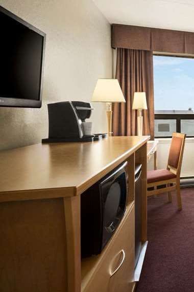 Hotel Travelodge by Wyndham Edmonton West photo 4