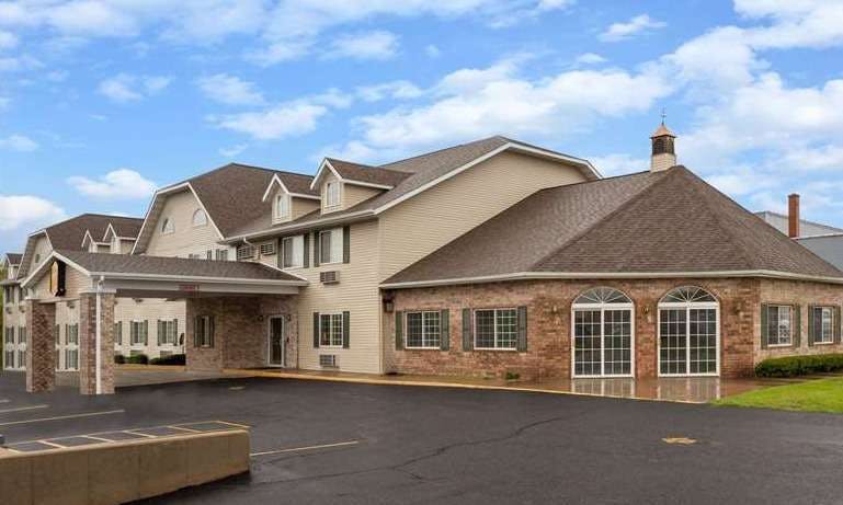 Super 8 by Wyndham Reedsburg