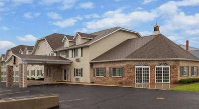 Super 8 by Wyndham Reedsburg