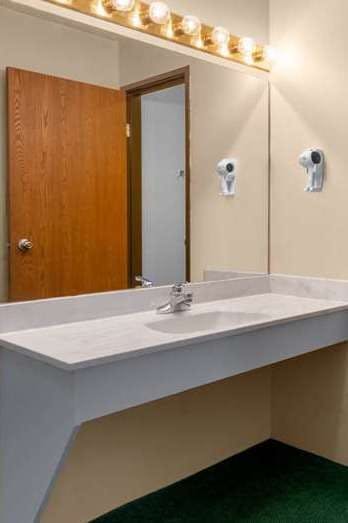 Hotel Super 8 by Wyndham Reedsburg photo 5