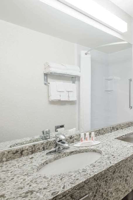 Hotel Super 8 Port Elgin photo 4