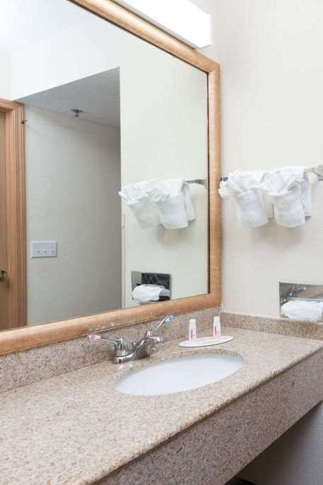 Hotel Baymont by Wyndham Osage Beach photo 4