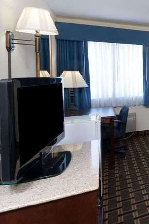 Hotel Baymont by Wyndham Osage Beach photo 3