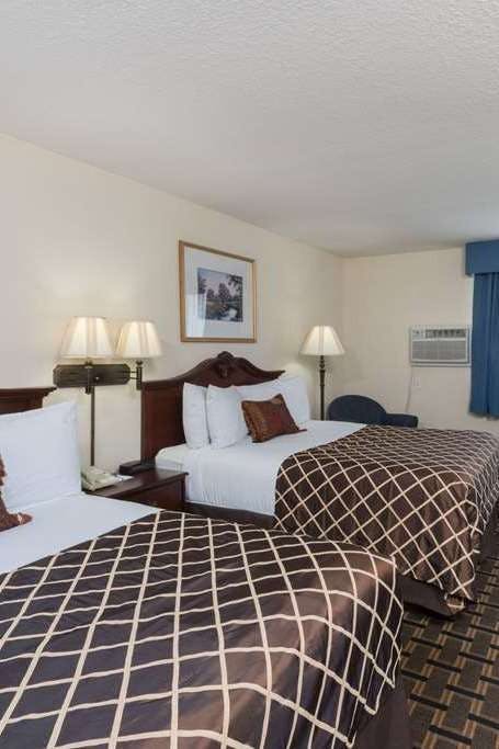 Hotel Baymont by Wyndham Osage Beach photo 2