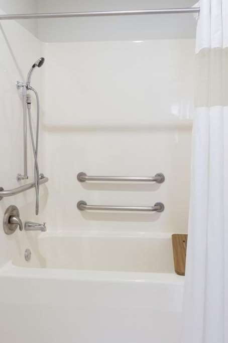 Hotel Baymont by Wyndham Rockford photo 5