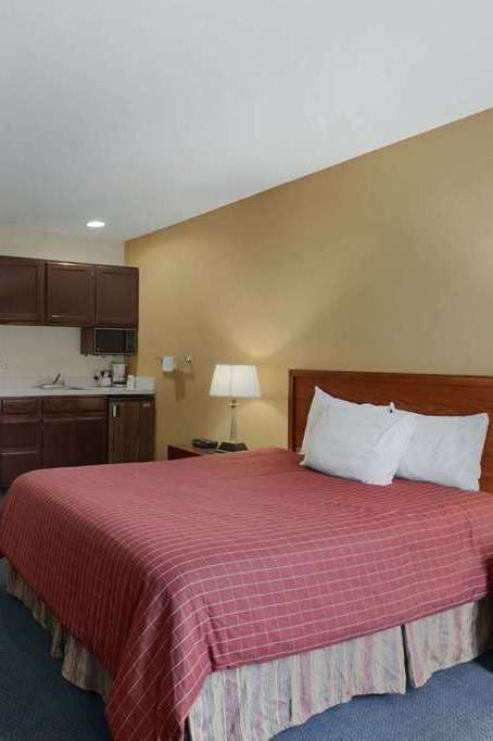 Hotel Super 8 by Wyndham Harrison OH photo 1