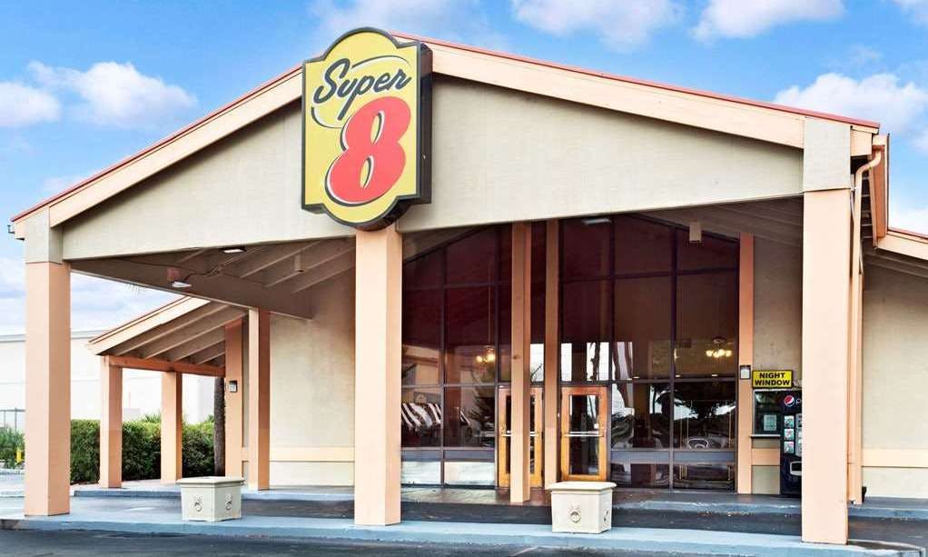 Super 8 by Wyndham Kissimmee/Maingate/Orlando Area