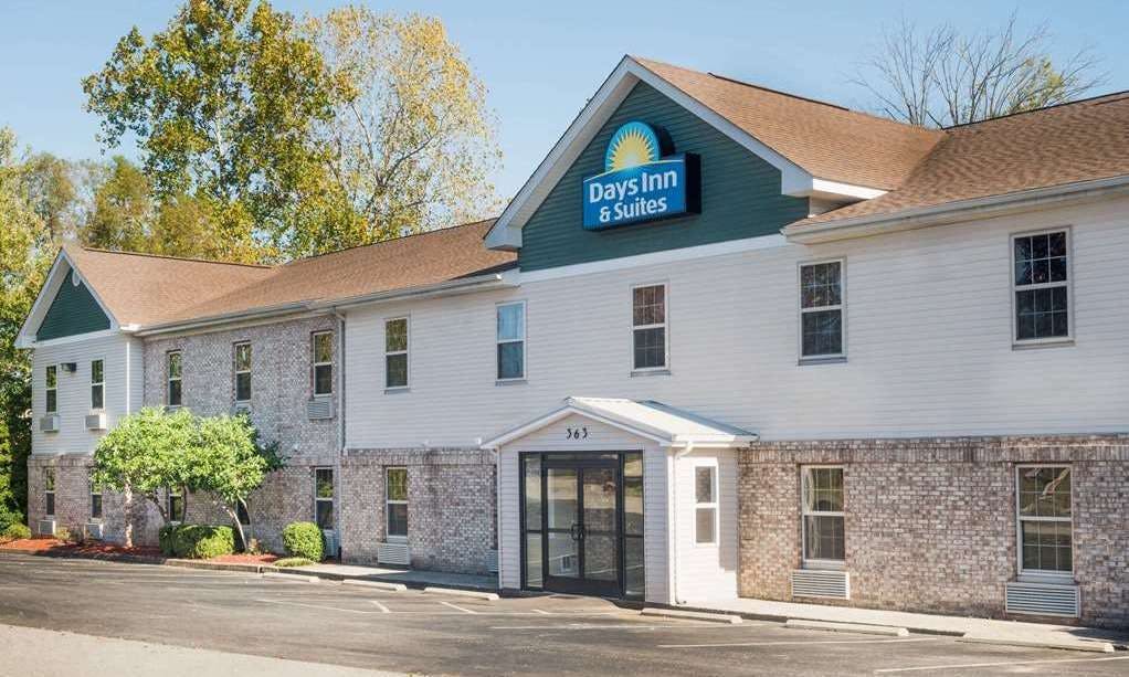 Days Inn & Suites by Wyndham Sellersburg
