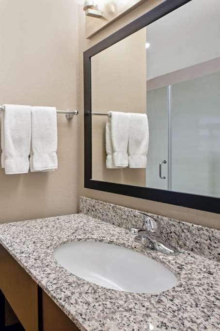 Hotel La Quinta Inn & Suites by Wyndham Detroit Metro Airport photo 5