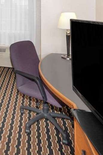 Hotel Baymont by Wyndham Fort Wayne photo 3