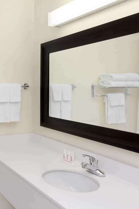 Hotel Baymont by Wyndham Fort Wayne photo 4