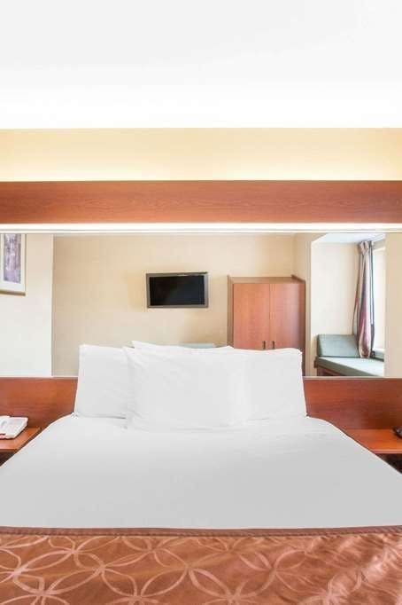 Hotel Microtel Inn & Suites by Wyndham Rogers photo 1