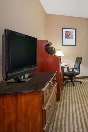 Hotel Ramada by Wyndham Columbus North photo 3