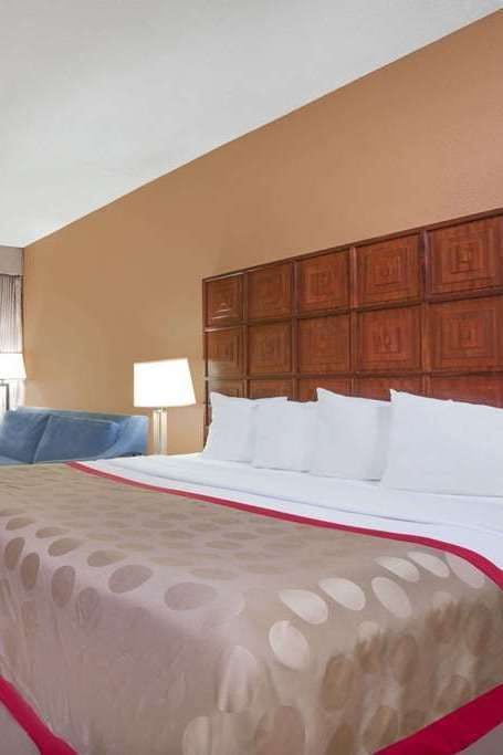 Hotel Ramada by Wyndham Columbus North photo 1