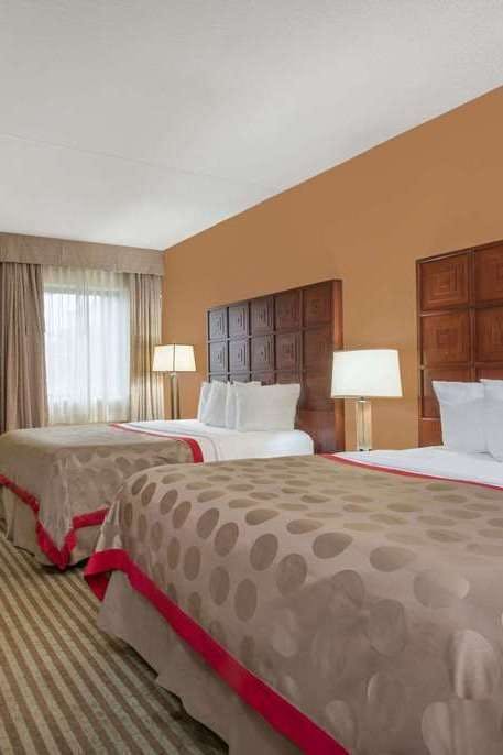 Hotel Ramada by Wyndham Columbus North photo 2