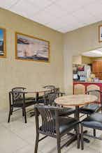 Hotel Days Inn & Suites by Wyndham Niagara Falls/Buffalo photo 4