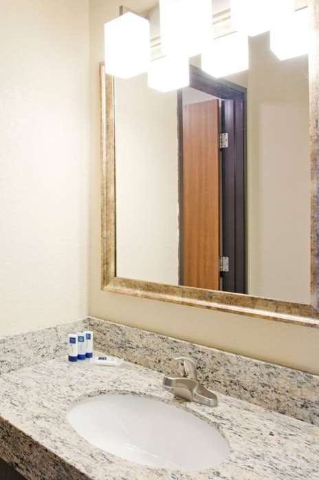 Hotel AmericInn by Wyndham Alexandria photo 4