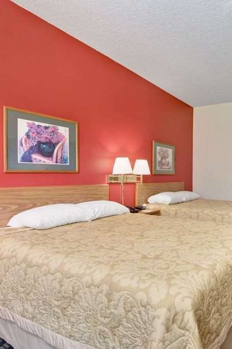 Hotel Super 8 by Wyndham Kokomo photo 2