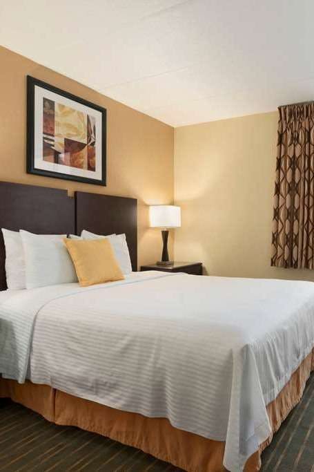 Hotel Days Hotel by Wyndham University Ave SE photo 1